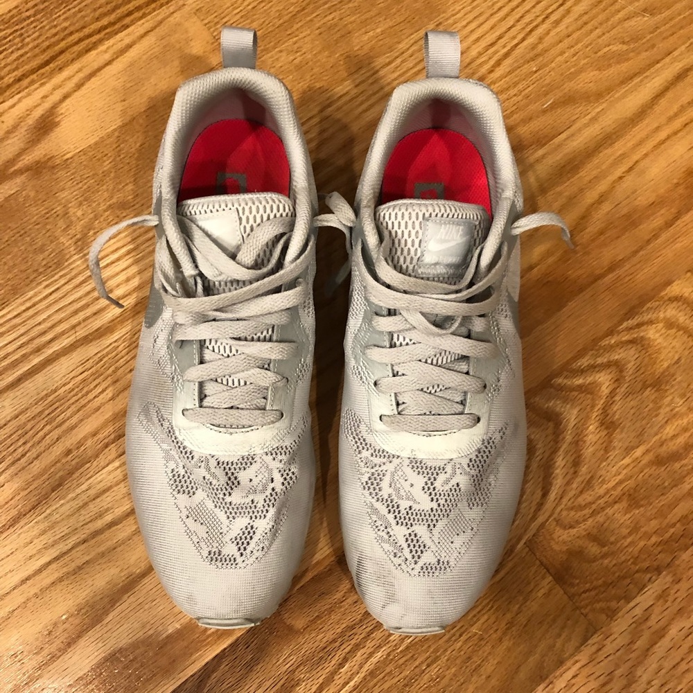 Nike Womens 9 Platinum Running Shoe In Wolf Grey